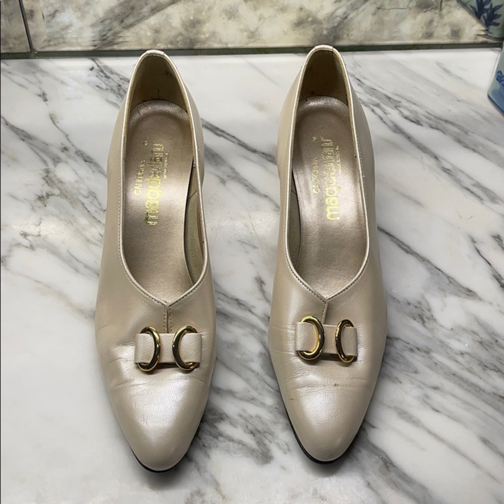Sz 8.5 Magdesians 2” heel with gold buckle & trim